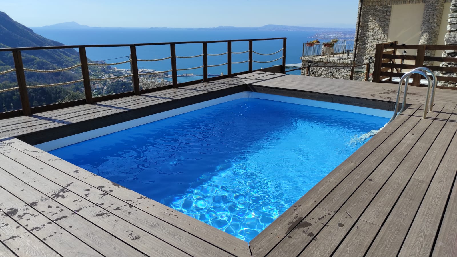 Piscina panoramica con vista sul golfo