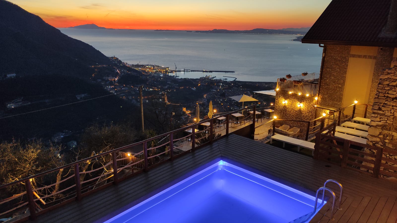 Terrazza e piscina al tramonto